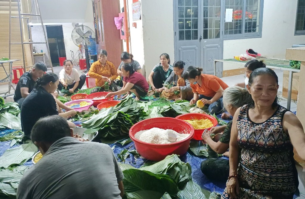 Người dân huyện Ea Súp tham gia gói bánh tặng đồng bào miền Trung bị ảnh hưởng lũ lụt