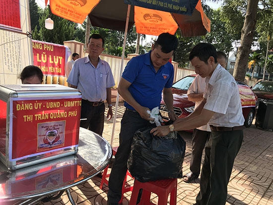 Người dân thị trấn Quảng Phú quyên góp ủng hộ đồng bào miền Trung khắc phục hậu quả của thiên tai