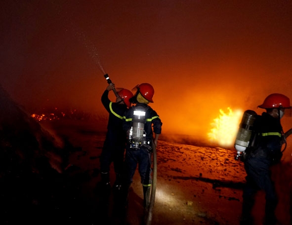 Những người lính cứu hỏa đang làm nhiệm vụ trong một vụ cháy. 
