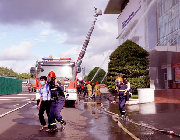 Một buổi  diễn tập  chữa cháy  và cứu nạn cứu hộ tại Bệnh viện  Đa khoa vùng Tây Nguyên.  