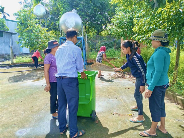 Chi hội  Phụ nữ  buôn  Ko Đung A (xã Ea Nuôl) tham gia  dọn vệ sinh tại nhà  cộng đồng buôn. 