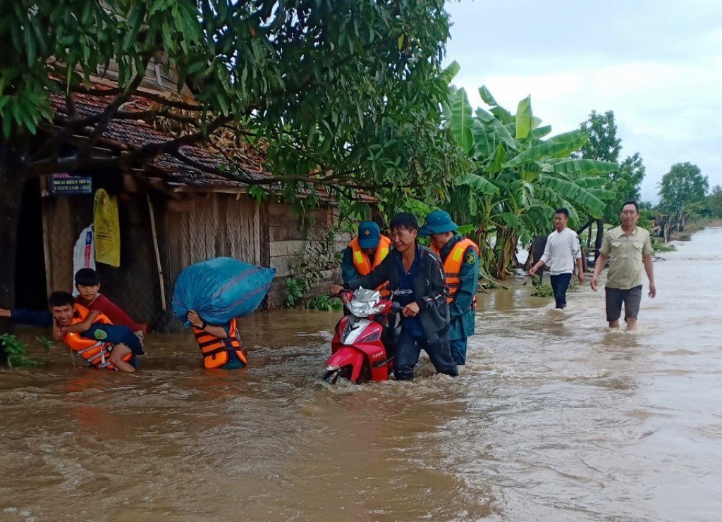Dân quân xã Cư Kbang di dời người và tài sản ra khỏi vùng ngập lụt hồi tháng 7-2020