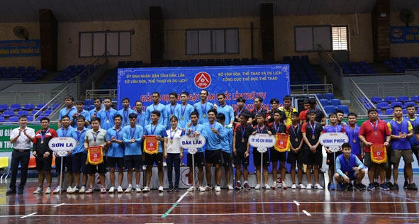 Các VĐV đội tuyển Kéo co Đắk Lắk thi đấu tại Giải Vô địch Kéo co toàn quốc lần thứ VIII năm 2020. 
