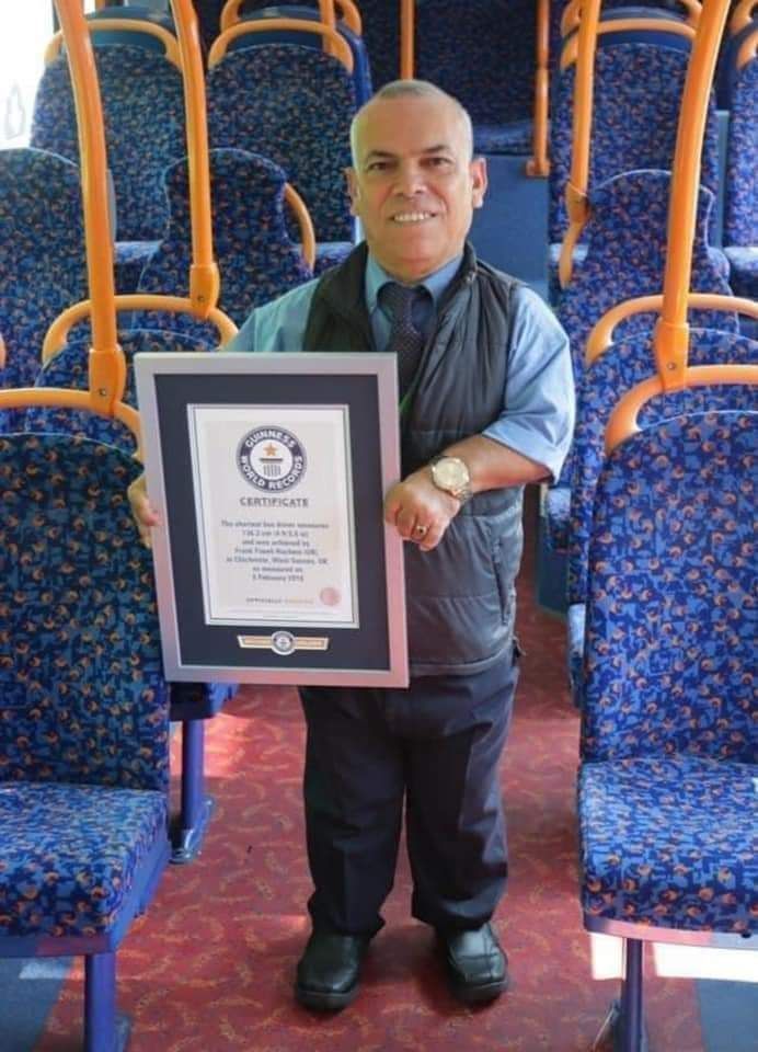 Anh Frank Faeek Hachem, tài xế xe buýt  lùn nhất hành tinh.