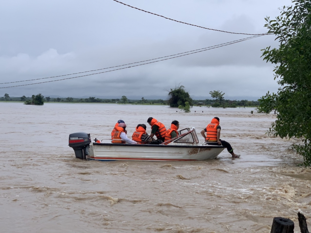 Cán bộ, chiến sĩ Công an huyện Ea Súp tham gia cứu hộ tại xã Ea Rốk khi nước lũ ngày càng dâng cao.    Ảnh: Trung Đức