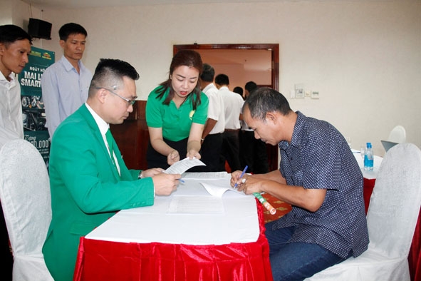 Ông Cao Anh Sáng (bìa trái) - Giám đốc Chi nhánh Công ty Cổ phần Tập đoàn Mai Linh tại Đắk Lắk ký kết hợp tác  với nhà đầu tư.  