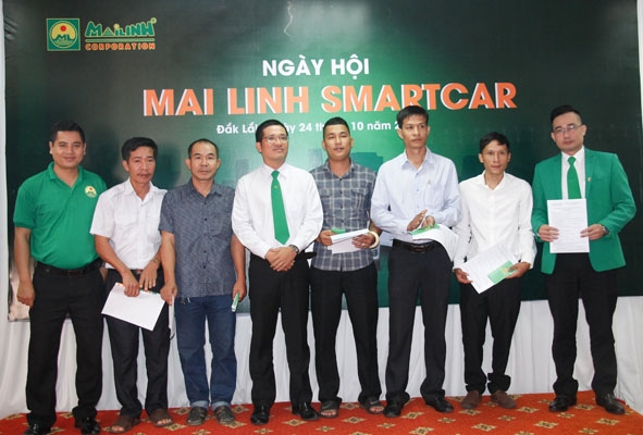 Các nhà đầu tư nhận hợp đồng hợp tác kinh doanh trong Ngày hội Mai Linh SmartCar. 