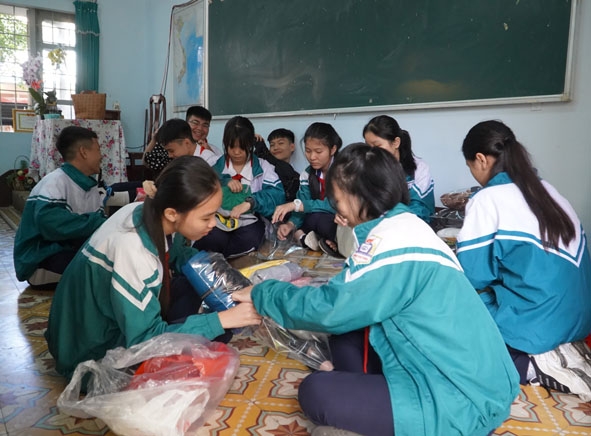 Học sinh Trường THCS Phan Chu Trinh ủng hộ áo ấm cho học sinh vùng lũ. 