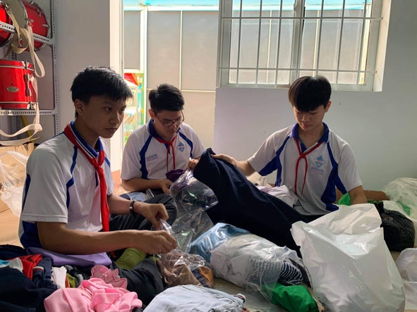 Học sinh Trường THCS Lương Thế Vinh phân loại quần áo ủng hộ học sinh miền Trung.