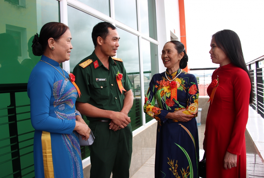 Bà Nguyễn Thị Hồng (thứ hai từ phải sang) trò chuyện cùng các  đại biểu tại Hội nghị tuyên dương điển hình tiên tiến trong hoạt động nhân đạo và hiến máu tình nguyện tỉnh Đắk Lắk lần thứ III. 