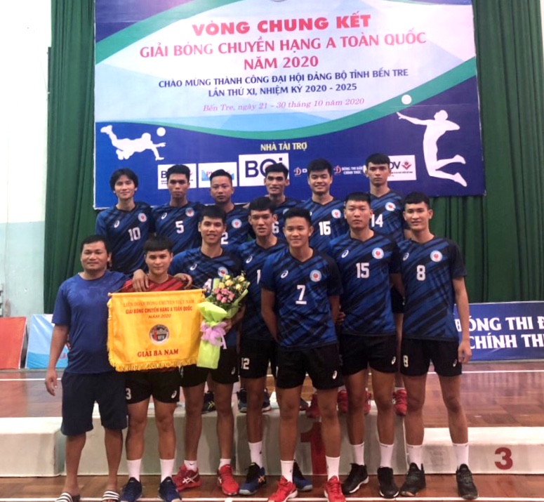 Câu lạc bộ bóng chuyền nam Đắk Lắk nhận thưởng.