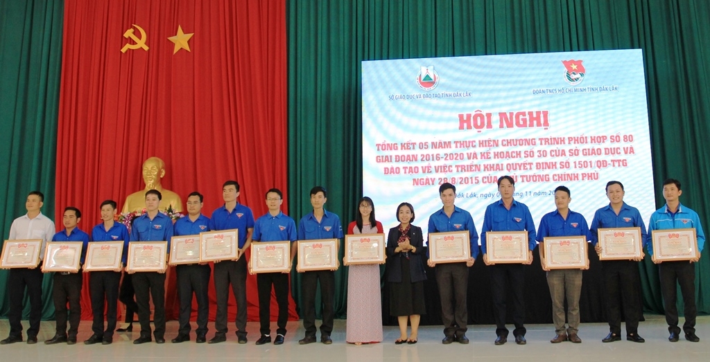 Bí thư Tỉnh Đoàn HGiang Niê trao Bằng khen tặng các tập thể có thành tích xuất sắc trong Chương trình phối hợp