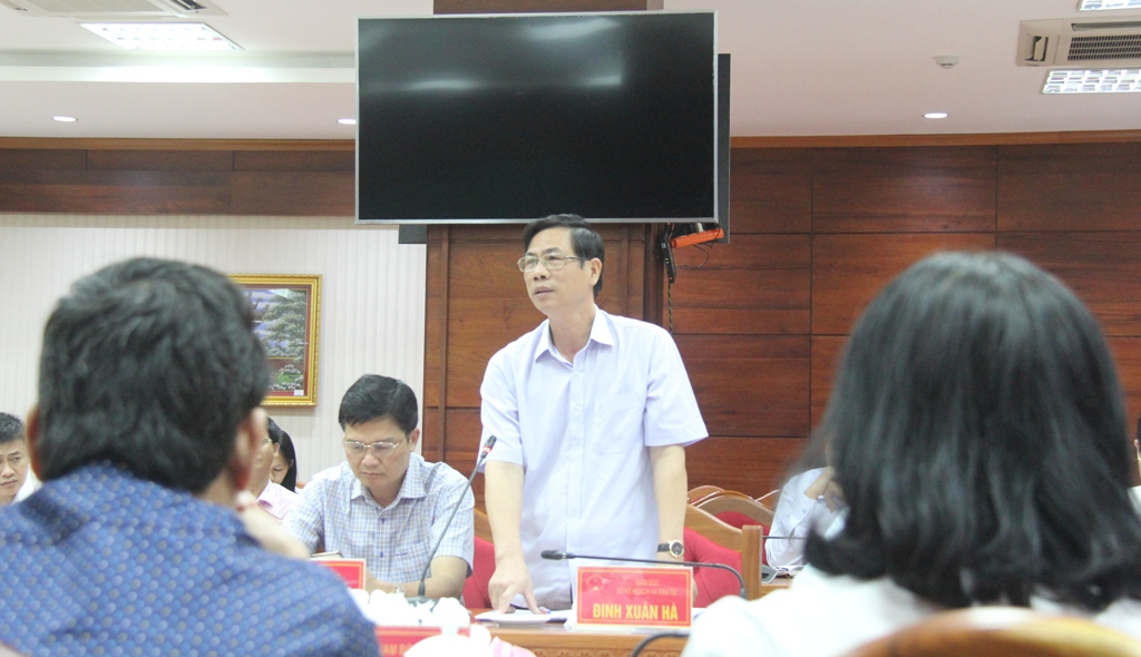 Giám đốc Sở Kế hoạch và Đầu tư Đinh Xuân Hà nêu ý kiến tại phiên họp