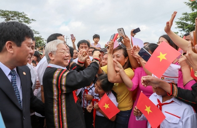 Đồng bào các dân tộc xã Dur Kmăl (huyện Krông Ana) hân hoan chào đón Tổng Bí thư, Chủ tịch nước Nguyễn Phú Trọng. Ảnh: H.Gia