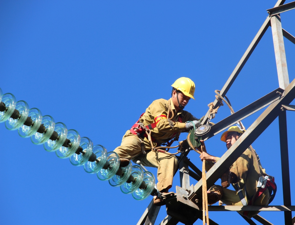 Công nhân sửa chữa, thay thế trên lưới điện đoạn qua xã Ea Hồ, huyện Krông Năng. Ảnh: Minh Thông