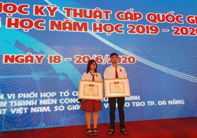 Nhóm tác giả Đỗ Thị Đình Nguyên (lớp 10A2) và Võ Đức Dũng (lớp 10A4) vinh dự nhận giải tại Cuộc thi. (Ảnh do nhà trường cung cấp). 