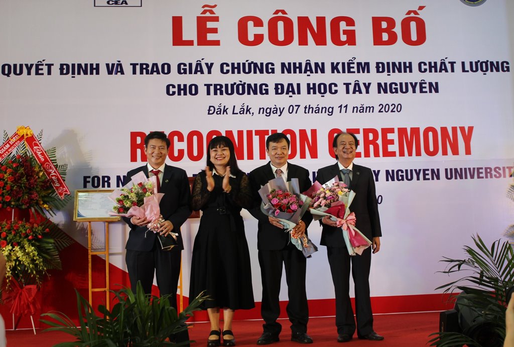 Phó Chủ tịch UBND tỉnh HYim Kđoh tặng hoa chúc mừng nhà trường.