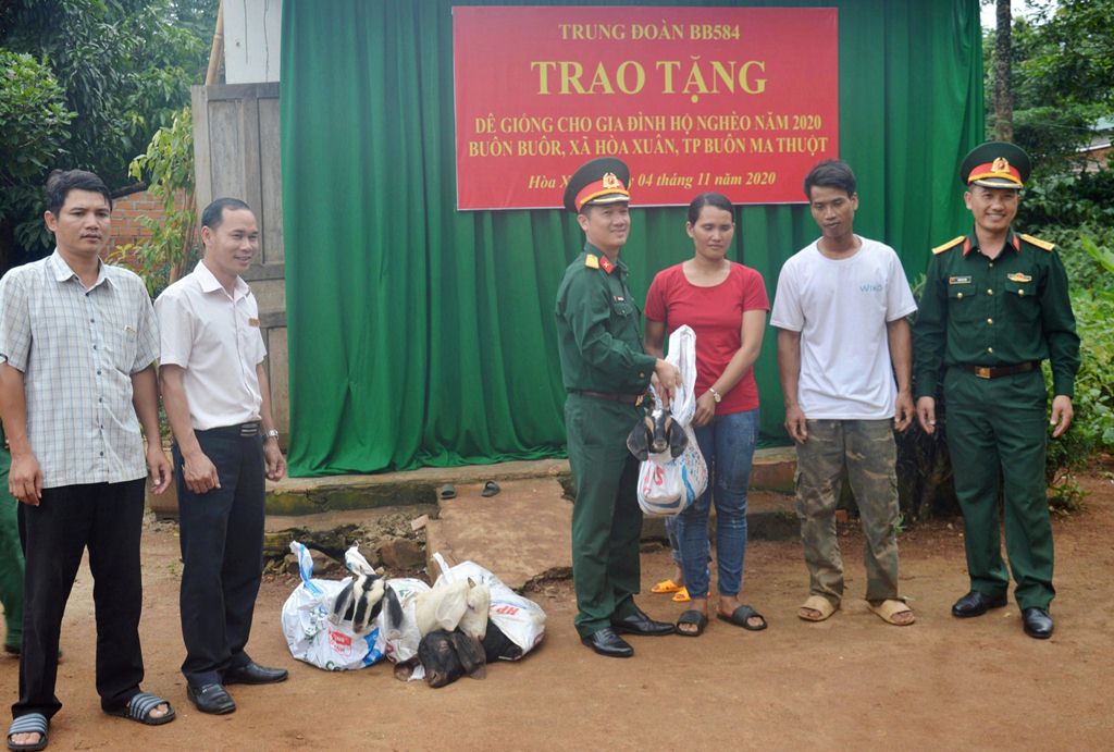 Đại diện Trung đoàn 584 tặng dê giống cho hộ nghèo
