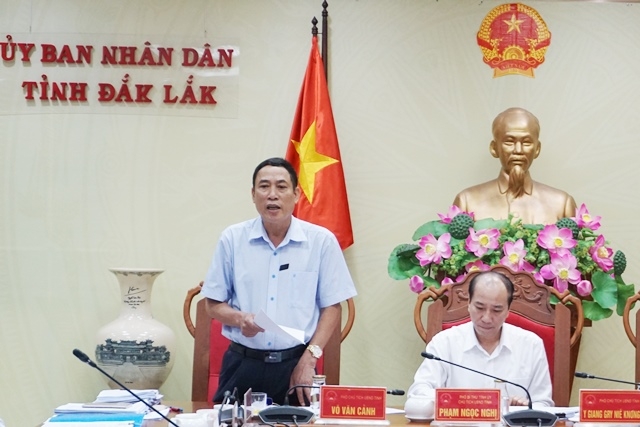 Phó Chủ tịch UBND tỉnh Võ Văn Cảnh phát biểu tại phiên họp.
