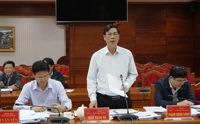 Giám đốc Sở Kế hoạch và Đầu tư tỉnh Đinh Xuân Hà báo cáo tình hình giải ngân vốn đầu tư XDCB tại cuộc họp.