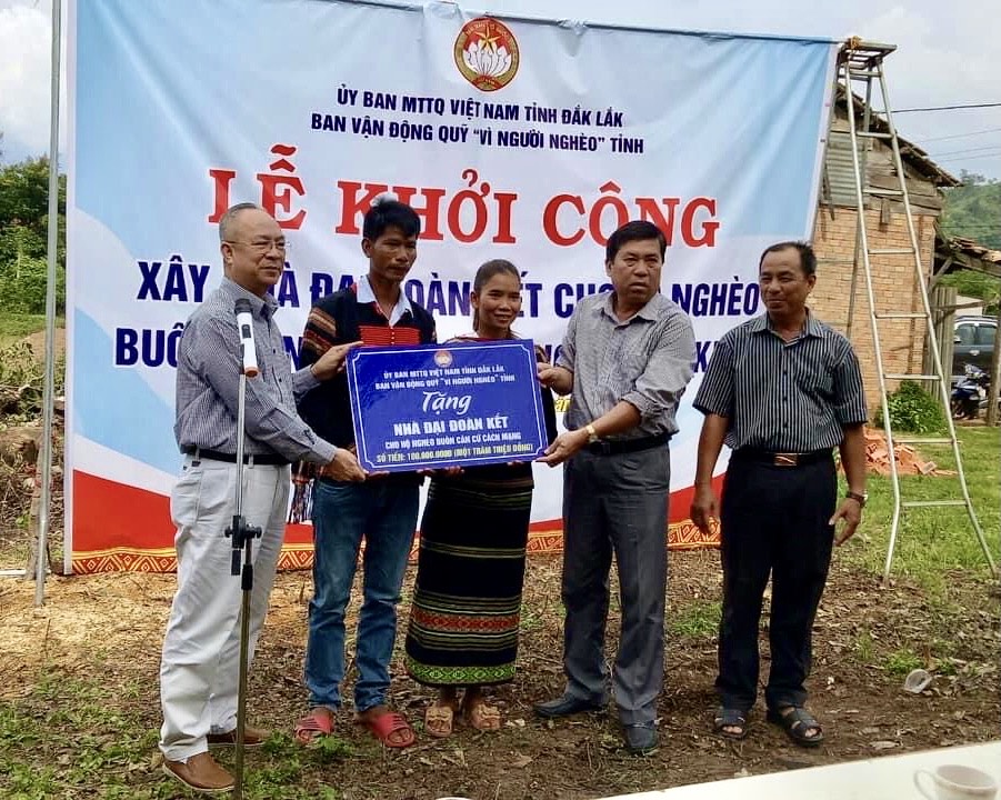 Đại diện Ủy ban MTTQ Việt Nam tỉnh và lãnh đạo địa phương trao tượng trưng tiền hỗ trợ xây nhà  cho gia đình anh Y Vang Bdap.  