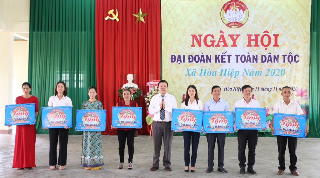 . UBMTTQ Việt Nam huyện Cư Kuin trao tặng nhà Đại đoàn kết.