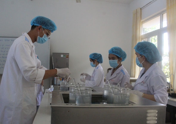 Sinh viên Khoa Dược - Trường Đại học Buôn Ma Thuột thực hành tại phòng thí nghiệm.  Ảnh: Lan Anh