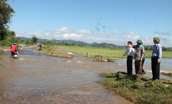 Cán bộ Sở NN-PTNT đi kiểm tra tình hình ở đập Yang Lah (huyện Lắk) sau cơn bão số 12.  