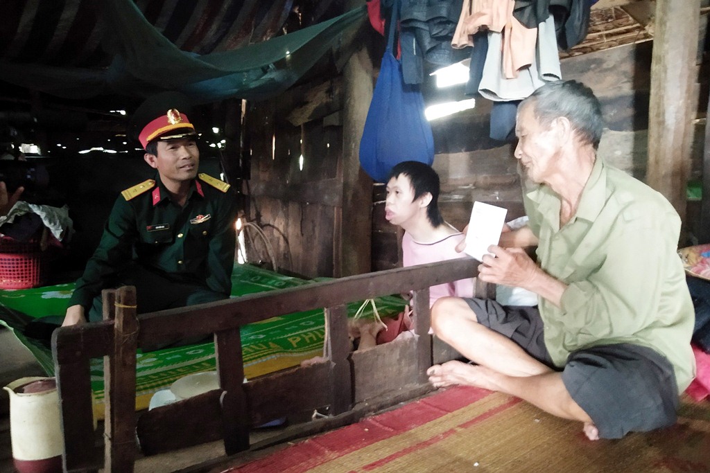 Đại diện Ban Chỉ huy Quân sự huyện thăm hỏi, động viên  Trao tiền hỗ trợ gia đình ông Pảy nuôi con tật nguyền