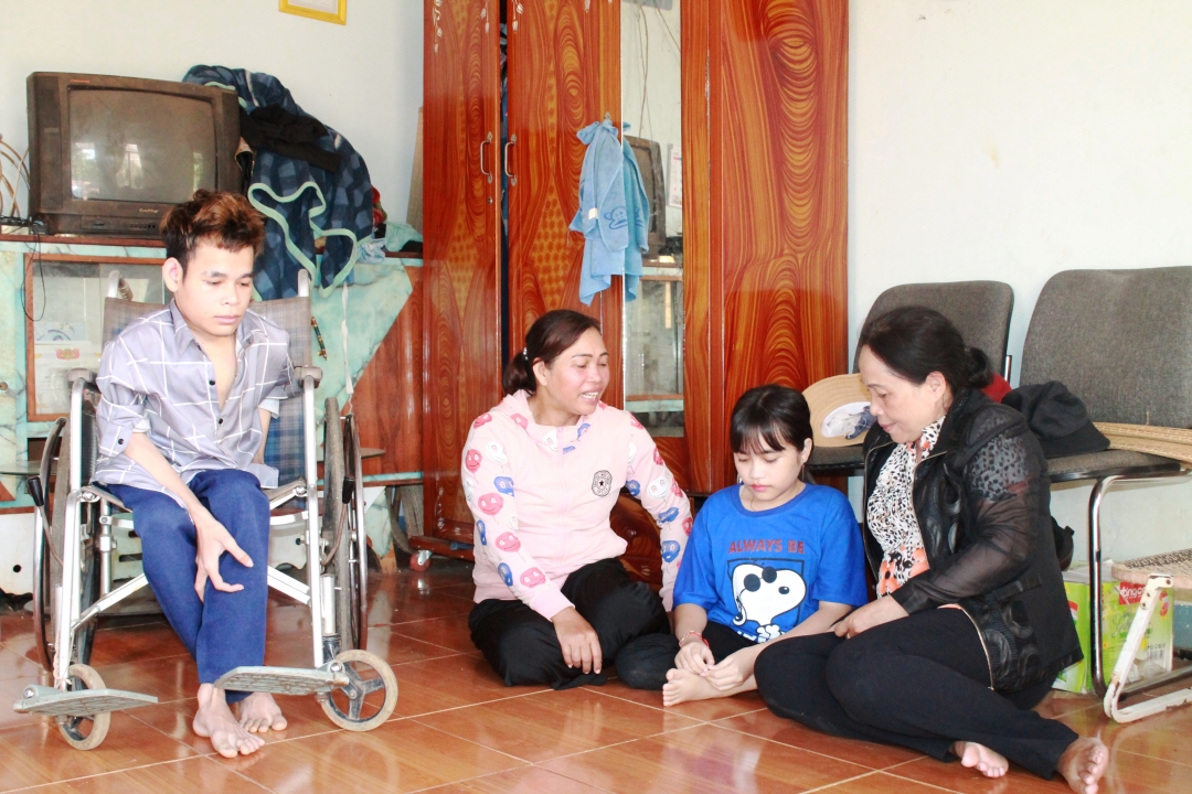 Cán bộ phường Thành Nhất (TP. Buôn Ma Thuột) thăm hỏi trẻ khuyết tật trên địa bàn phường. 