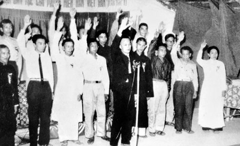 Ngày 20-12-1960, các thành viên của Ủy ban Trung ương Mặt trận Dân tộc Giải phóng miền Nam Việt Nam tuyên thệ trong Lễ thành lập Mặt trận. Ảnh tư liệu
