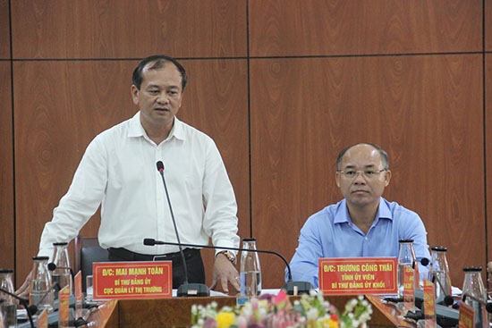 Đồng chí Mai Mạnh Toàn, Cục trưởng Cục Quản lý thị trường Đắk Lắk, Bí thư Đảng bộ báo cáo về tình hình thực hiện nhiệm vụ 10 tháng của năm 2020 