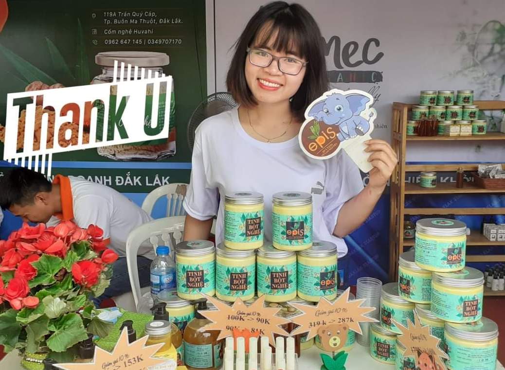 Startup  Lê Thị Thư  (thôn 1, xã Ea Pil, huyện M’Drắk)  cùng các  sản phẩm  làm từ củ nghệ  của mình.    