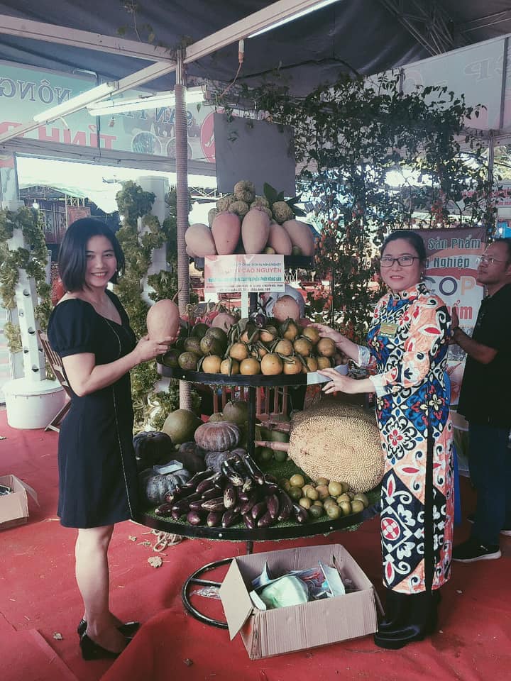 Chị  Nguyễn Thị Xuân Hương (bên trái) giới thiệu mặt hàng nông sản của công ty.
