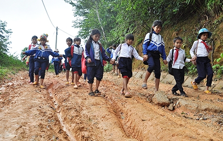 Nhọc nhằn đường đến trường của học sinh xã Tu Mơ Rông (huyện Tu Mơ Rông, tỉnh Kon Tum).     Ảnh: baokontum.com.vn