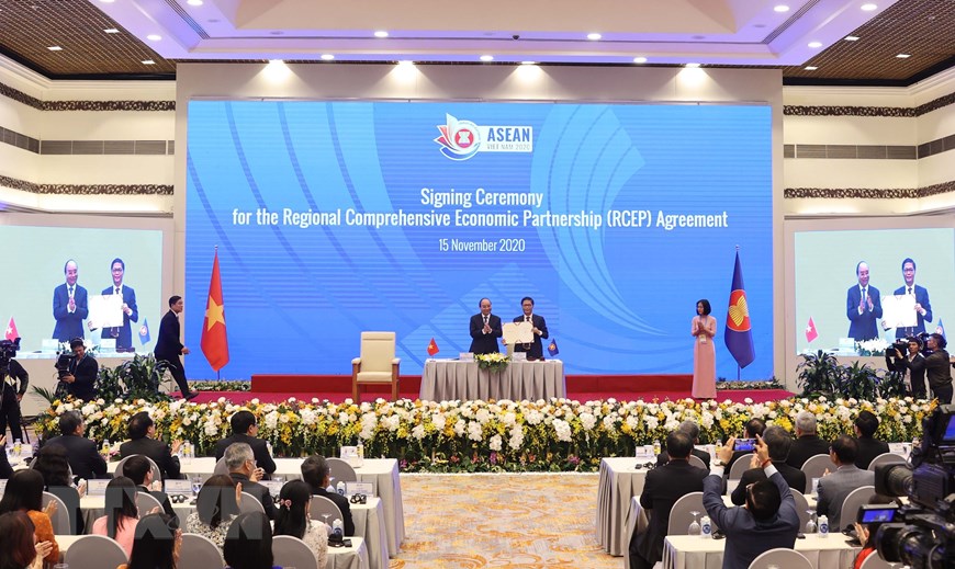 Thủ tướng Nguyễn Xuân Phúc, Chủ tịch ASEAN 2020 chứng kiến Lễ ký Hiệp định Đối tác kinh tế toàn diện khu vực (RCEP).    Ảnh: TTXVN