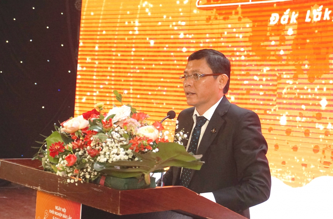 Phó Chủ tịch Thường trực UBND tỉnh Nguyễn Tuấn Hà phát biểu khai mạc ngày hội. 