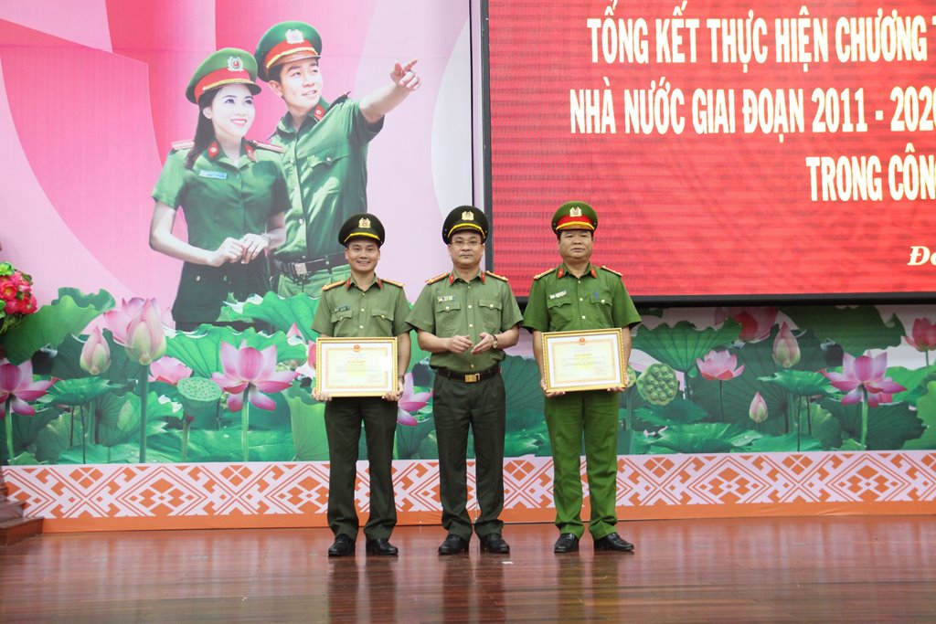 Đại tá Vũ Huy Khánh, Phó Cục Trưởng Cục VO3 - Bộ Công an trao Bằng khen của Bộ Công an tặng tập thế, cá nhân có thành tích xuất sắc trong thực hiện Chương trình tổng thể CCHC nhà nước trong Công an nhân dân giai đoạn 2011 - 2020.