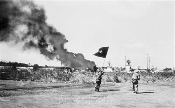 Quân giải phóng đánh chiếm sân bay Hòa Bình ở thị xã Buôn Ma Thuột năm 1975. Ảnh: TTXVN