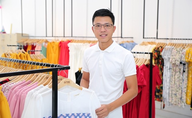 CEO Gumac Lê Thành Vân bên những sản phẩm thời trang của mình. 