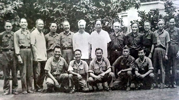 Đồng chí Lê Đức Anh (ngoài cùng bên phải hàng đứng) cùng các đồng chí Lê Duẩn, Lê Đức Thọ, Văn Tiến Dũng... dự Hội nghị tổng kết chiến dịch Hồ Chí Minh tại Đà Lạt năm 1975. Ảnh tư liệu
