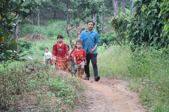 Việc đi lại ra khu định cư buôn Mông mới (gần UBND xã Ea Kiết, huyện Cư M'gar) khá vất vả nhưng nhiều hộ dân di cư  tự do vẫn chấp nhận ở trong rừng.  