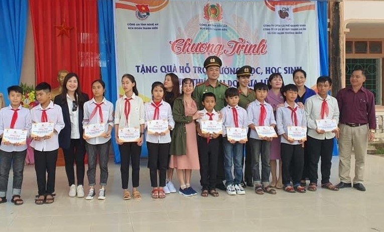 Đại diện các đơn vị tặng học bỗng cho học sinh nghèo Trường THCS Hàm Nghi