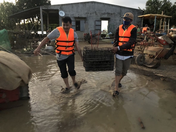 Lực lượng cứu hộ vào thôn Liên Kết 2, xã Buôn Tría (huyện Lắk) hỗ trợ dân vận chuyển tài sản (lúa, gia cầm) đến nơi an toàn
