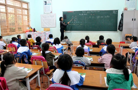 Giờ học tiếng Việt của lớp 1A, Trường Tiểu học Trần Cao Vân (thôn Thanh Bình, xã Ea Sar, huyện Ea Kar). 