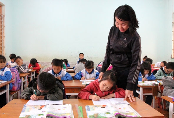 Học sinh lớp 1A, Trường Tiểu học Trần Cao Vân (thôn Thanh Bình, xã Ea Sar, huyện Ea Kar) tập viết chính tả.