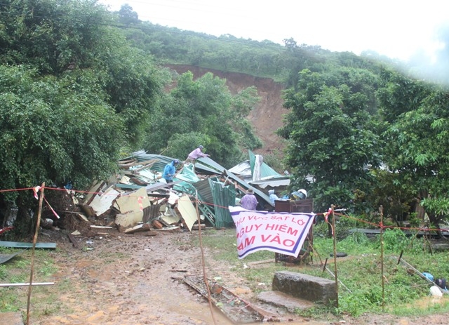 Một căn nhà ở thôn 2, xã Hòa Phong bị sập hoàn toàn do sạt lở đất. Ảnh: Lê Thông