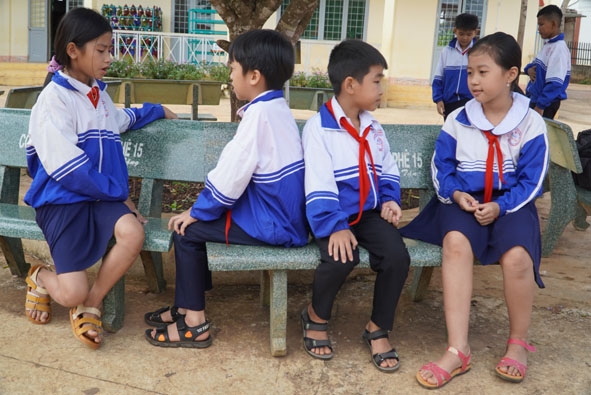 Học sinh Trường Tiểu học Lê Văn Tám (xã Pơng Drang) nói chuyện bằng tiếng Anh trong giờ ra chơi. Ả