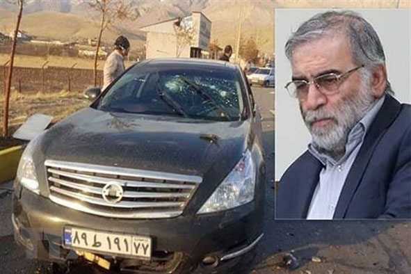 Chiếc xe của nhà khoa học hạt nhân Iran Mohsen Fakhrizadeh bị phá hủy trong một vụ tấn công vũ trang  ở thành phố Absard, gần Tehran.    Ảnh: IRNA/TTXVN