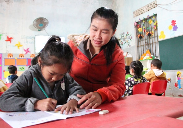 Cô Nông Thị Hương hướng dẫn học sinh làm quen với chữ cái.